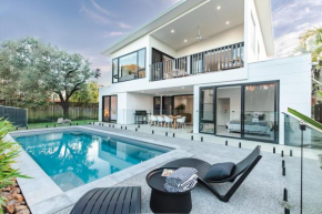 The Dūne - 4 BR with Private Pool - 100m to Beach